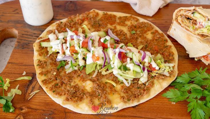 Turkse pizza vers met saus en groente